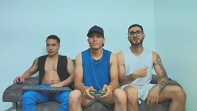 Snapshot of thebadboys05 chatting on 11.13.25 thebadboys05 online show from 11.13.25