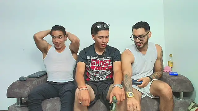 Snapshot of thebadboys05 chatting on 11.23.25 thebadboys05 online show from 11.23.25