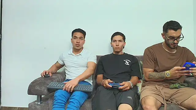 Snapshot of thebadboys05 chatting on 12.02.25 thebadboys05 online show from 12.02.25