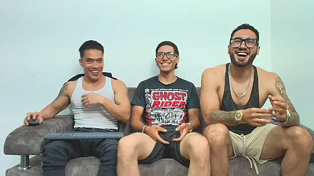 Snapshot of thebadboys05 chatting on 12.17.25 thebadboys05 online show from 12.17.25