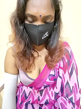 Snapshot of Queen-dhivya chatting on 11.18.25 Queen-dhivya online show from 11.18.25