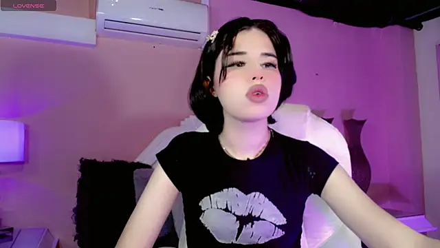 Snapshot of ClaudiaSophia chatting on 11.18.25 ClaudiaSophia online show from 11.18.25