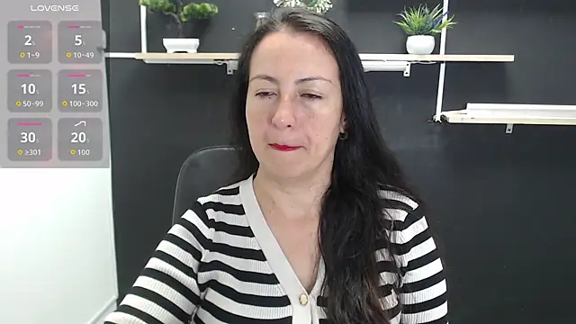 Snapshot of Lauryn_Jones chatting on 06.11.26 Lauryn Jones online show from 06.11.26