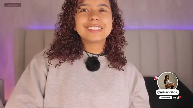 Snapshot of LaraCurls chatting on 11.21.25 LaraCurls online show from 11.21.25