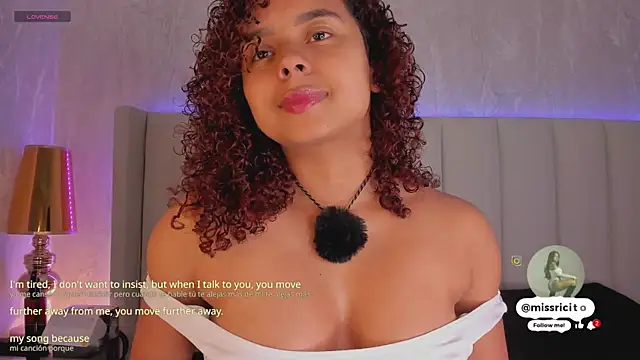 Snapshot of LaraCurls chatting on 11.29.25 LaraCurls online show from 11.29.25