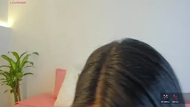 Snapshot of _Hanna_Williams_ chatting on 12.04.25 Hanna Williams online show from 12.04.25