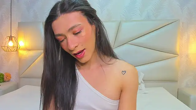 Snapshot of laurettedela_rouse chatting on 11.04.25 laurettedela rouse online show from 11.04.25