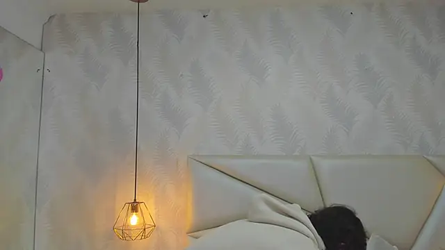 Snapshot of laurettedela_rouse chatting on 11.12.25 laurettedela rouse online show from 11.12.25