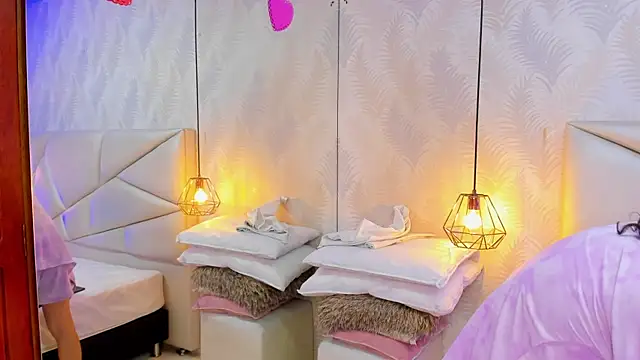 Snapshot of laurettedela_rouse chatting on 12.03.25 laurettedela rouse online show from 12.03.25