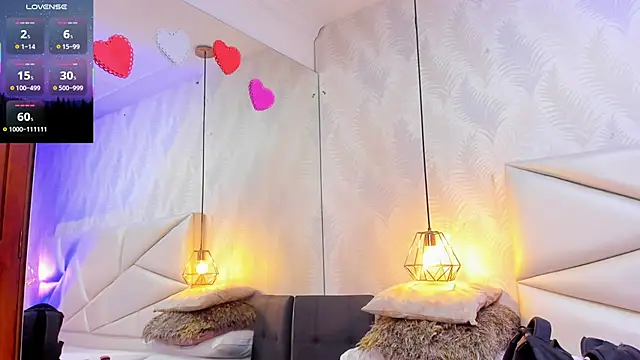 Snapshot of laurettedela_rouse chatting on 12.15.25 laurettedela rouse online show from 12.15.25