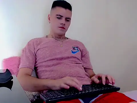 Snapshot of Sebastian_Loaiza chatting on 11.28.25 Sebastian Loaiza online show from 11.28.25