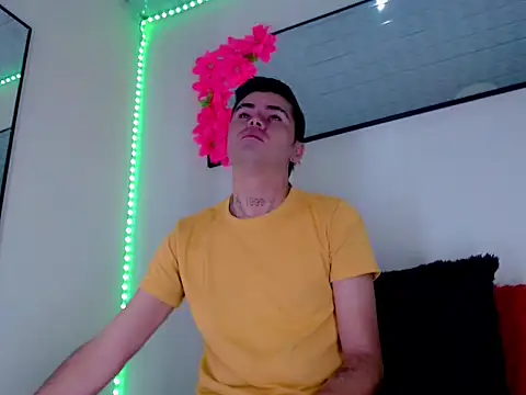 Snapshot of Sebastian_Loaiza chatting on 12.17.25 Sebastian Loaiza online show from 12.17.25