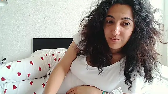 Snapshot of CharmingPearl chatting on 11.25.25 CharmingPearl online show from 11.25.25