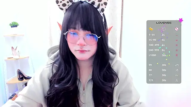 Snapshot of Omorimori chatting on 11.27.25 Omorimori online show from 11.27.25