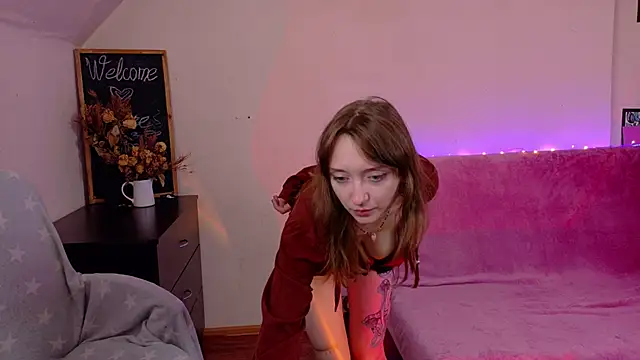 Snapshot of TinyMuse_ chatting on 11.09.25 TinyMuse online show from 11.09.25