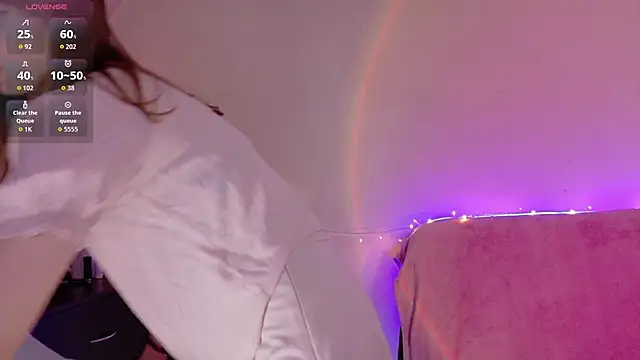 Snapshot of TinyMuse_ chatting on 11.14.25 TinyMuse online show from 11.14.25