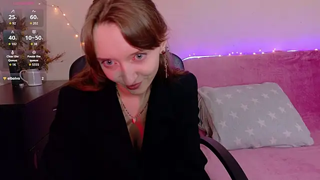 Snapshot of TinyMuse_ chatting on 11.18.25 TinyMuse online show from 11.18.25