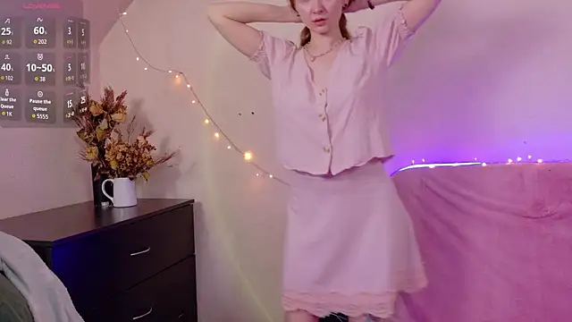 Snapshot of TinyMuse_ chatting on 11.20.25 TinyMuse online show from 11.20.25