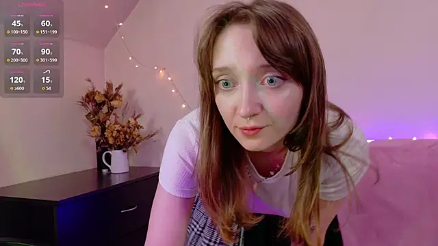 Snapshot of TinyMuse_ chatting on 11.22.25 TinyMuse online show from 11.22.25