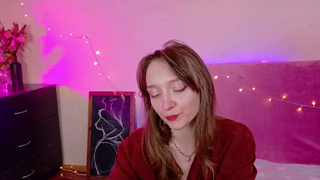 Snapshot of TinyMuse_ chatting on 11.25.25 TinyMuse online show from 11.25.25