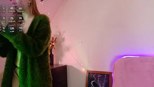 Snapshot of TinyMuse_ chatting on 12.02.25 TinyMuse online show from 12.02.25