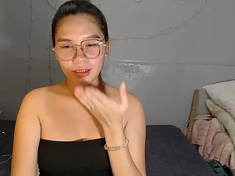 Snapshot of hotsexyreb chatting on 12.14.25 hotsexyreb online show from 12.14.25