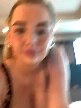 Snapshot of xxxrosie123 chatting on 11.04.25 xxxrosie123 online show from 11.04.25