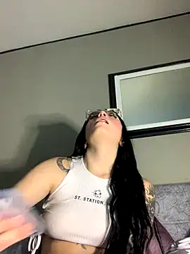 Snapshot of Naomii2 chatting on 11.03.25 Naomii2 online show from 11.03.25