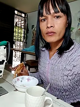 Snapshot of PaulinaLondra2 chatting on 11.26.25 PaulinaLondra2 online show from 11.26.25