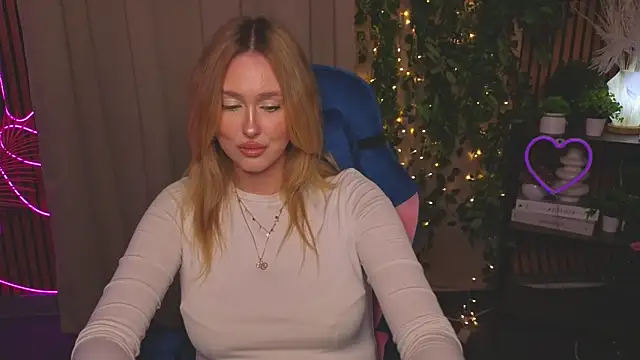 Snapshot of VickieHubbard chatting on 12.18.25 VickieHubbard online show from 12.18.25