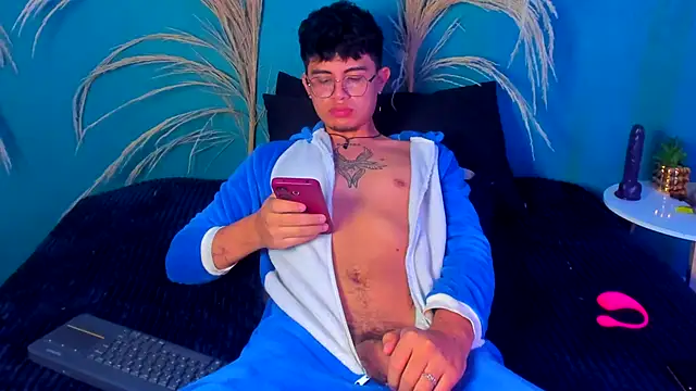 Snapshot of david_valiz chatting on 11.10.25 david valiz online show from 11.10.25