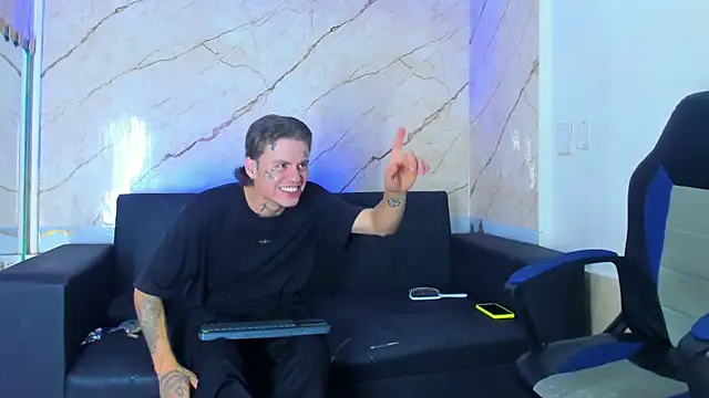 Snapshot of Kevinperlas chatting on 11.16.25 Kevinperlas online show from 11.16.25