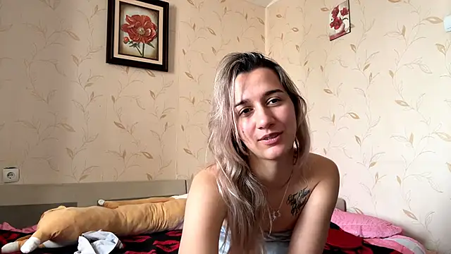 Snapshot of Auroragin chatting on 11.08.25 Auroragin online show from 11.08.25