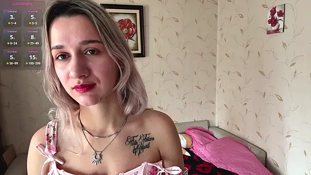 Snapshot of Auroragin chatting on 11.29.25 Auroragin online show from 11.29.25