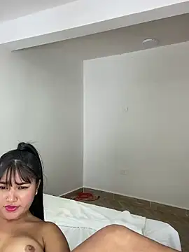 Snapshot of LiaAcosta chatting on 11.04.25 LiaAcosta online show from 11.04.25