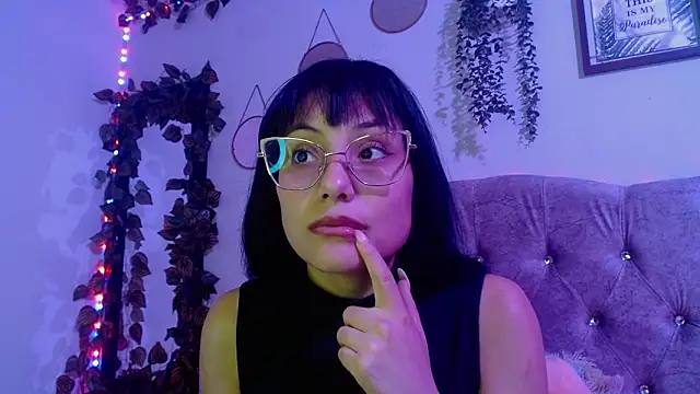 Snapshot of valkiry_ chatting on 02.17.26 valkiry online show from 02.17.26