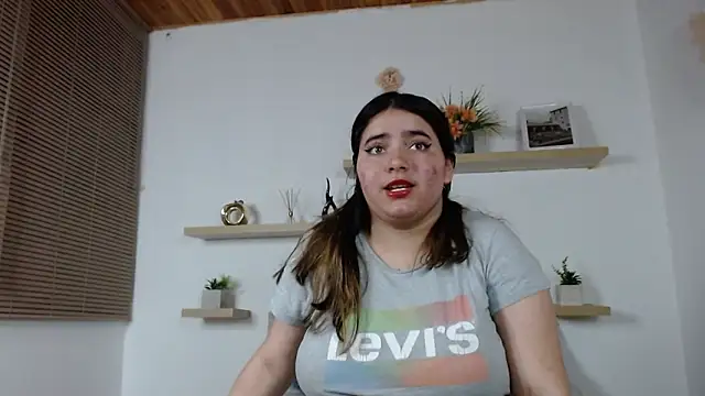 Snapshot of estrella_gold chatting on 12.20.25 estrella gold online show from 12.20.25