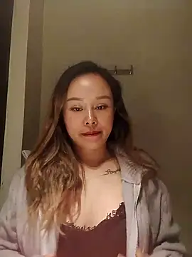 Snapshot of thu-cuoi chatting on 11.21.25 thu-cuoi online show from 11.21.25