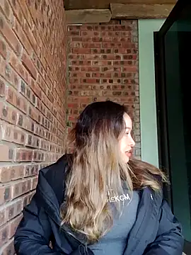 Snapshot of thu-cuoi chatting on 12.18.25 thu-cuoi online show from 12.18.25