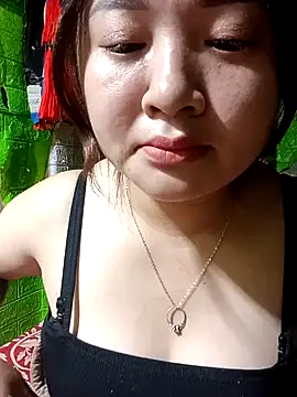 Snapshot of Bee-bgolden chatting on 11.08.25 Bee-bgolden online show from 11.08.25