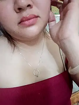 Snapshot of Bee-bgolden chatting on 11.10.25 Bee-bgolden online show from 11.10.25