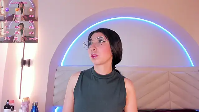 Isabella Crofts online show from 05.20.26
