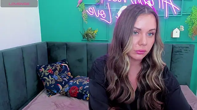 TracyMooree online show from 11.09.25