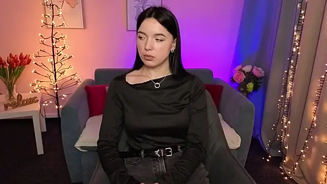 Snapshot of HeyNiki chatting on 12.18.25 HeyNiki online show from 12.18.25