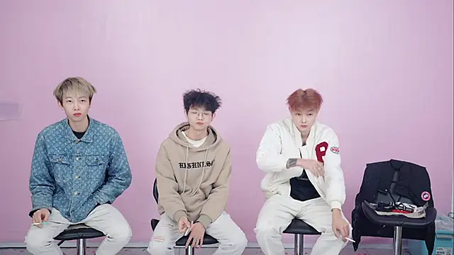 Snapshot of Beautifulboys-999 chatting on 12.01.25 Beautifulboys-999 online show from 12.01.25