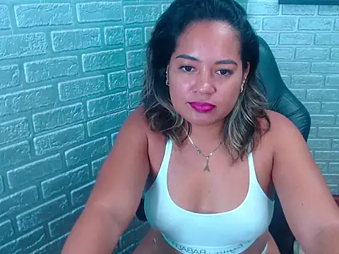 Bella Summers  online show from 11.05.25