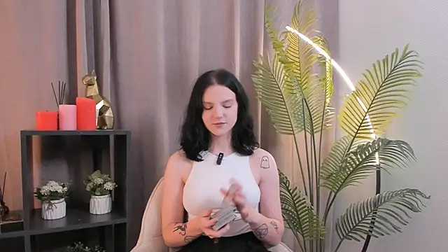 LatinaHuguenin online show from 11.08.25