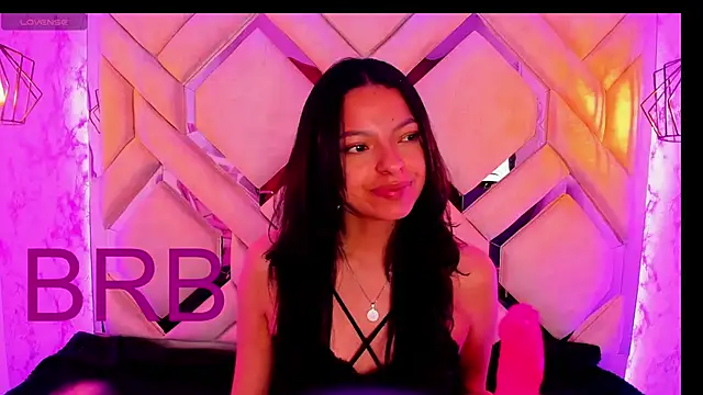 Snapshot of Yanna_pink chatting on 11.15.25 Yanna pink online show from 11.15.25