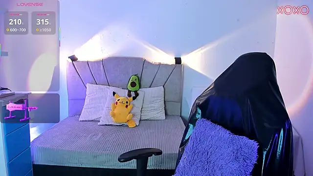 Snapshot of ravencollen chatting on 11.21.25 ravencollen online show from 11.21.25