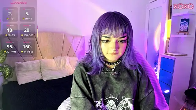 Snapshot of ravencollen chatting on 12.04.25 ravencollen online show from 12.04.25